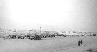 927 ИАП на аэродроме Баграм соседствует с афганским авиаполком (МиГи-21 светлой окраски). Весна 1984 г.