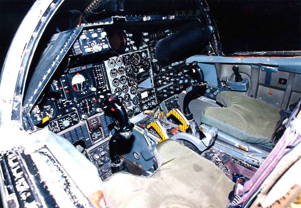 Кабина пилотов F-111A (c) nationalmuseum.af.mil.
