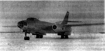 Опытный бомбардировщик Ил-46 с прямым крылом