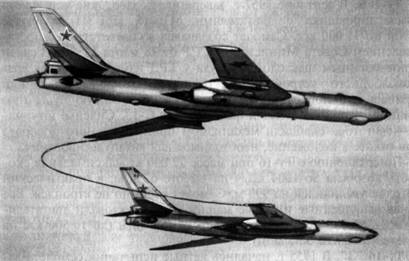 Крыльевая дозаправка в полете Ту-16 'ЗА' (вверху) от самолета-заправщика Ту-16 '3'
